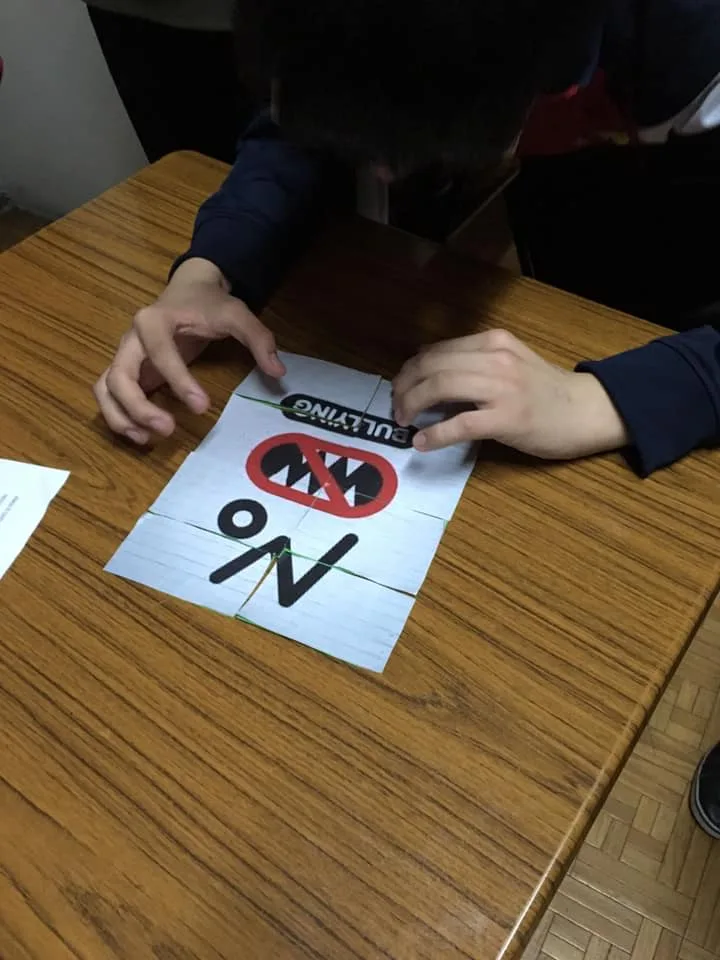 Niños en una charla en el colegio